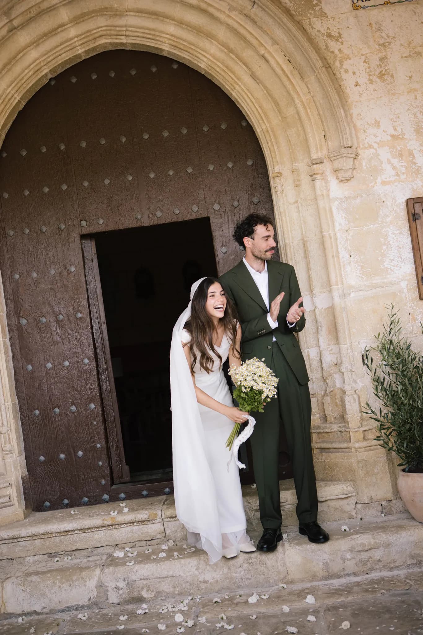 La novia navarra que optó por un dos piezas blanco ligero y elegante para su boda en casa