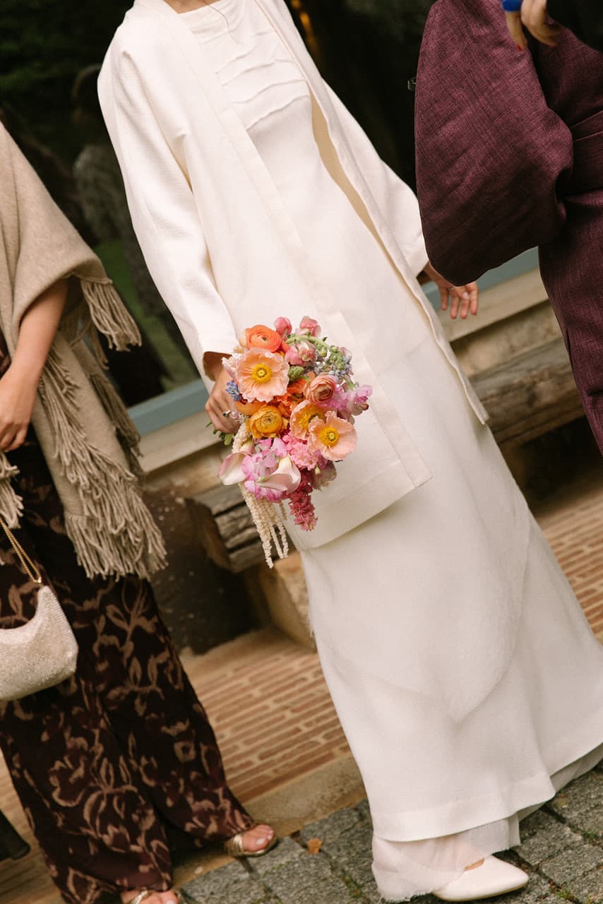 La novia vasca minimalista que triunfa con su chaqueta y su ramo de flores de colores